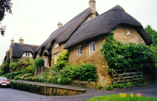 thatched roof in ebrington.jpg (32672 bytes)